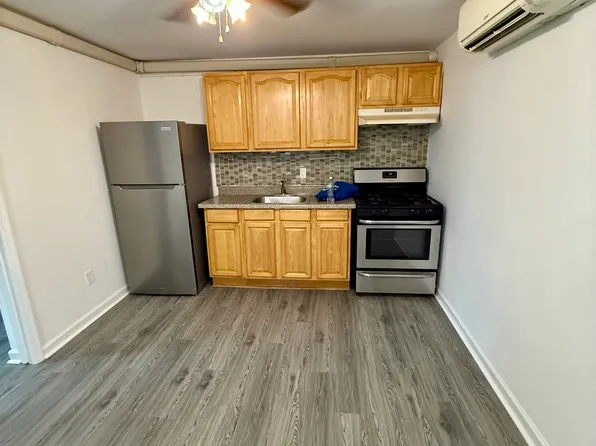 896 Flushing Avenue image 1 of 10