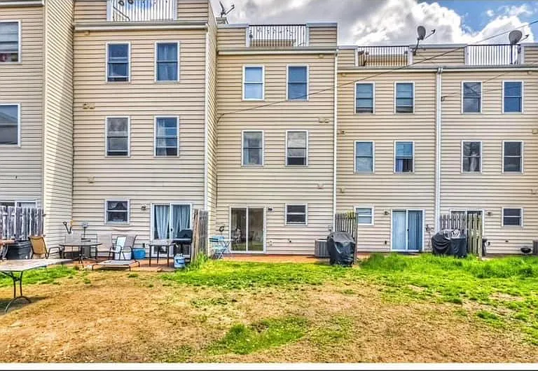 1626 Light St — Photo 11