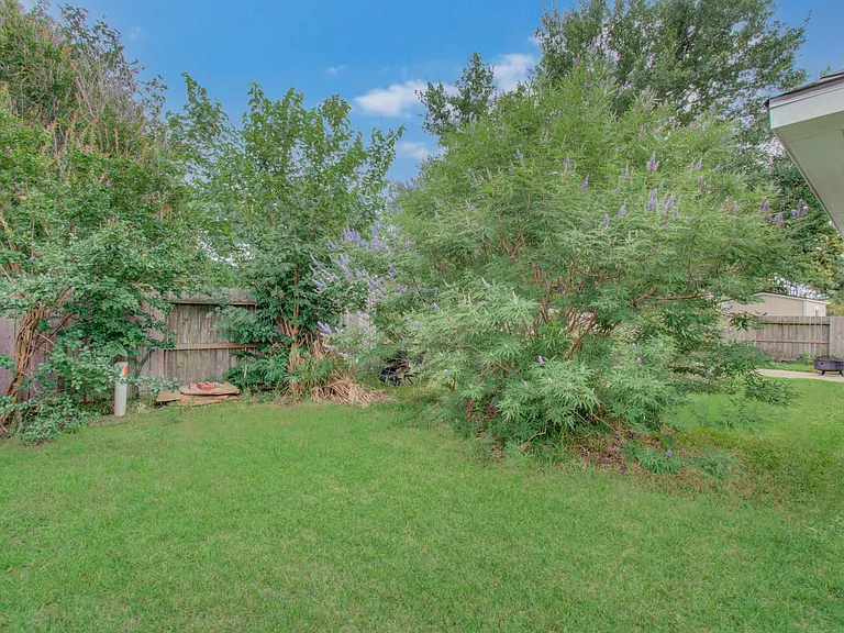 18223 Heathridge Ln — Photo 45