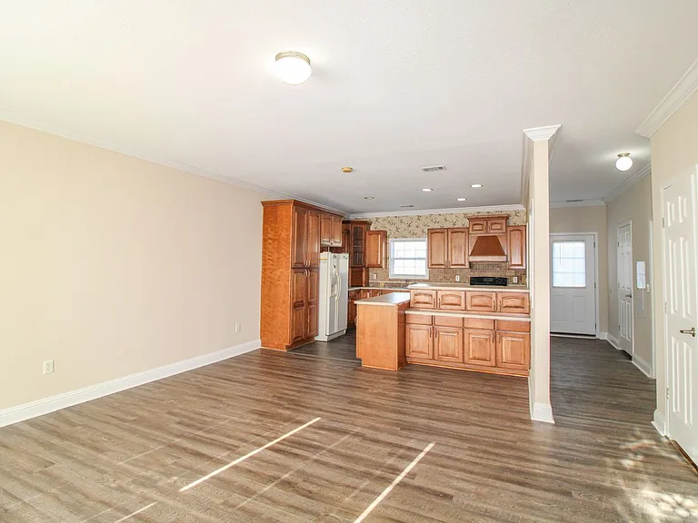 124 Meadows Ln — Photo 6