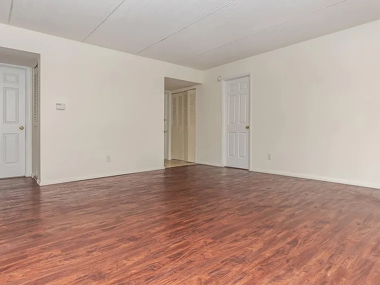 Lansing West Apartments — Photo 31