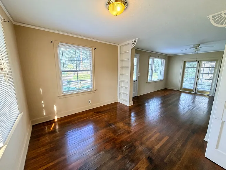 1211 N Oak St — Photo 15