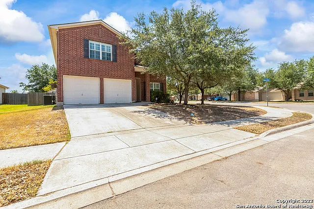 3 bed, 2.5 bath, 2426 sqft, $1,900 — Photo 3