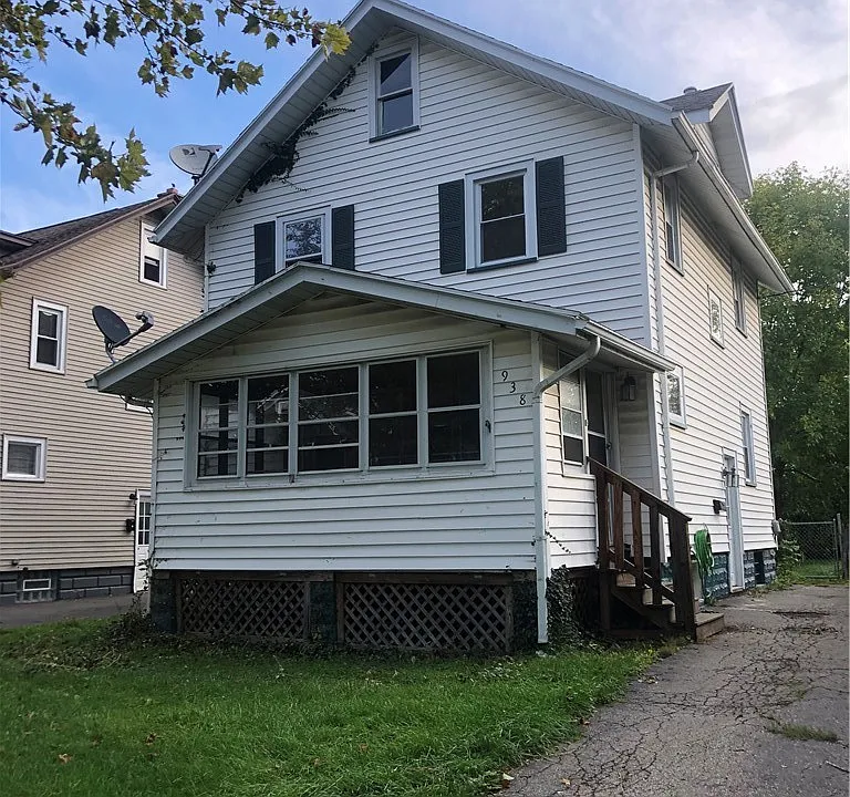 938 Post Ave