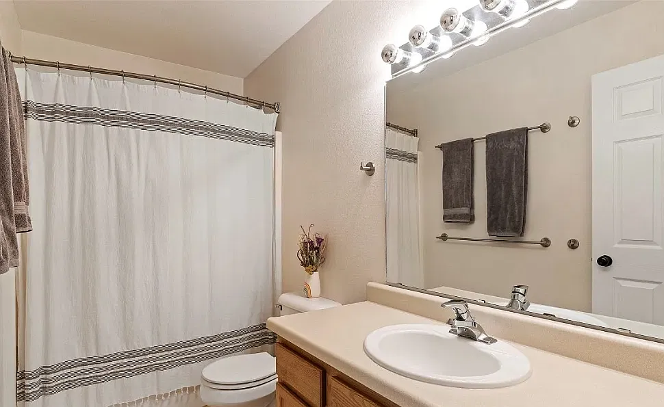 3 bed, 954 sqft, $1,410 — Photo 2