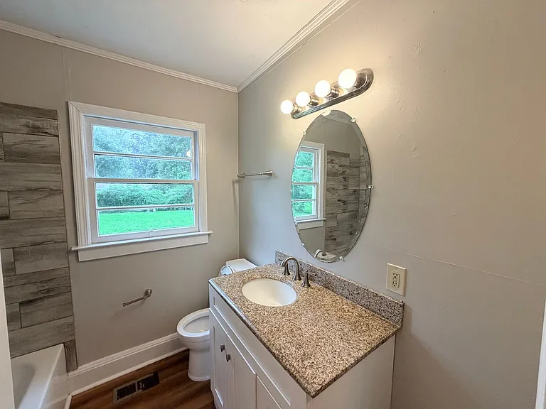 136 Williamson St SW — Photo 9