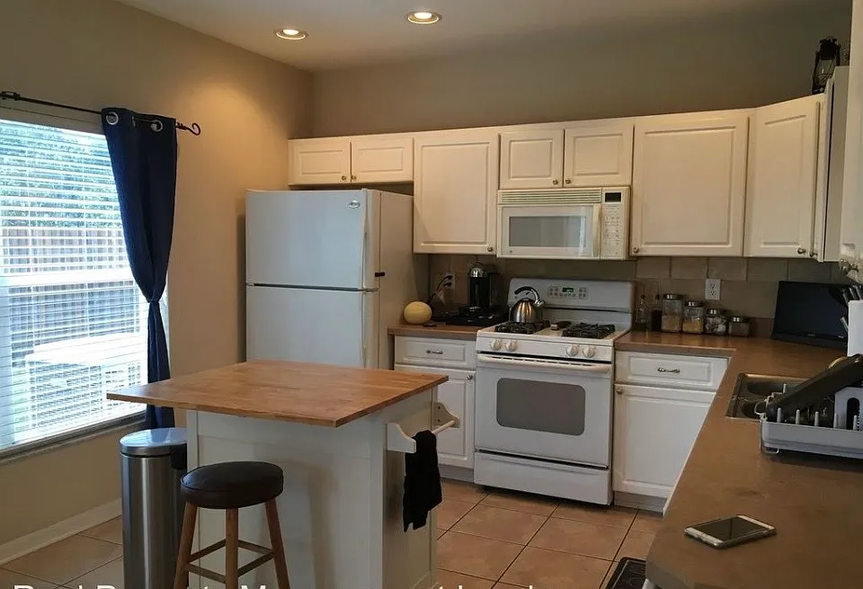 4 bed, 2.5 bath, 2140 sqft, $2,500 — Photo 3