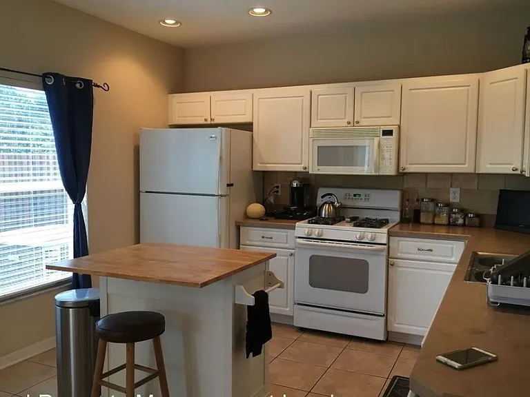 10866 Newbridge Dr — Photo 3