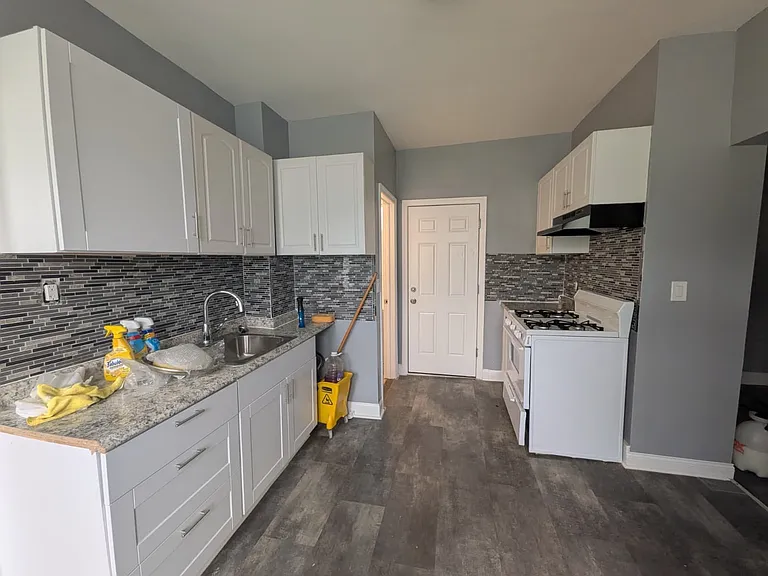 113 Oliver Ave #3R — Photo 6
