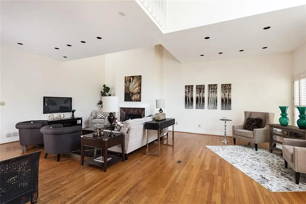 5 bed, 5.0 bath, 6677 sqft, $6,500 — Photo 3