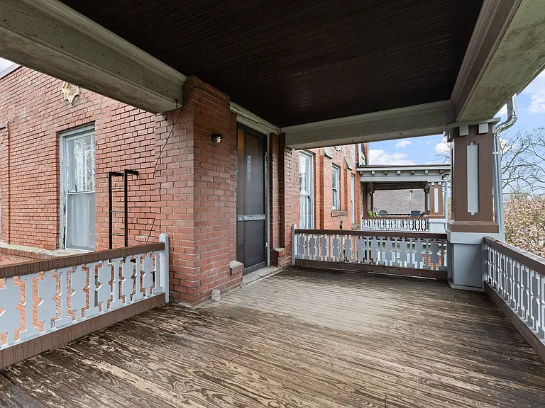 Essex Apartments — Photo 17