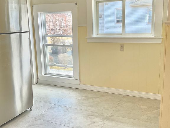 Dine in kitchen