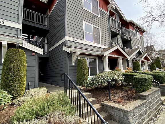 2nd image of 1650 25th Ave NE Unit 203