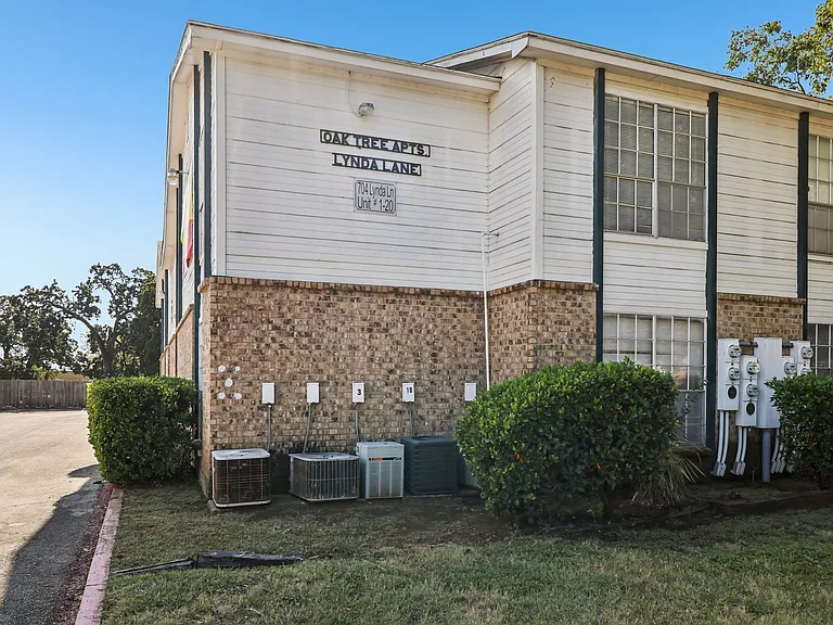 Oak Tree Apartments — Photo 7