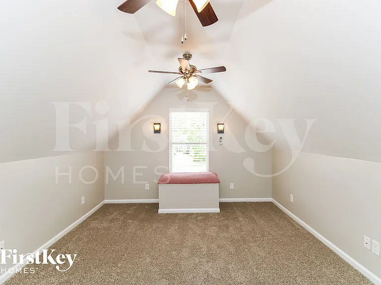 1260 Sierra Ct — Photo 2
