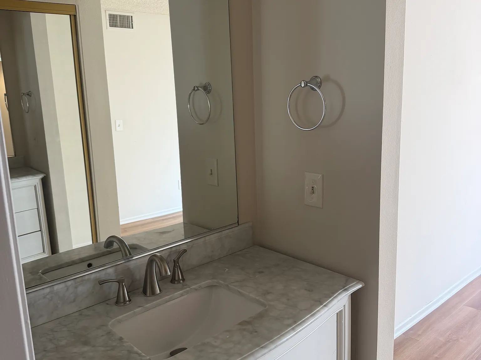 3 bed, 970 sqft, $3,000 — Photo 4