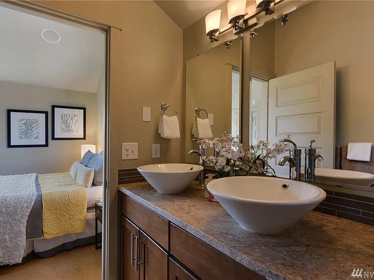 bathroom (shower and tub with 2 sinks) floor 3