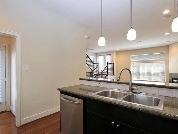 5th image of 637 Rutland St APT 6