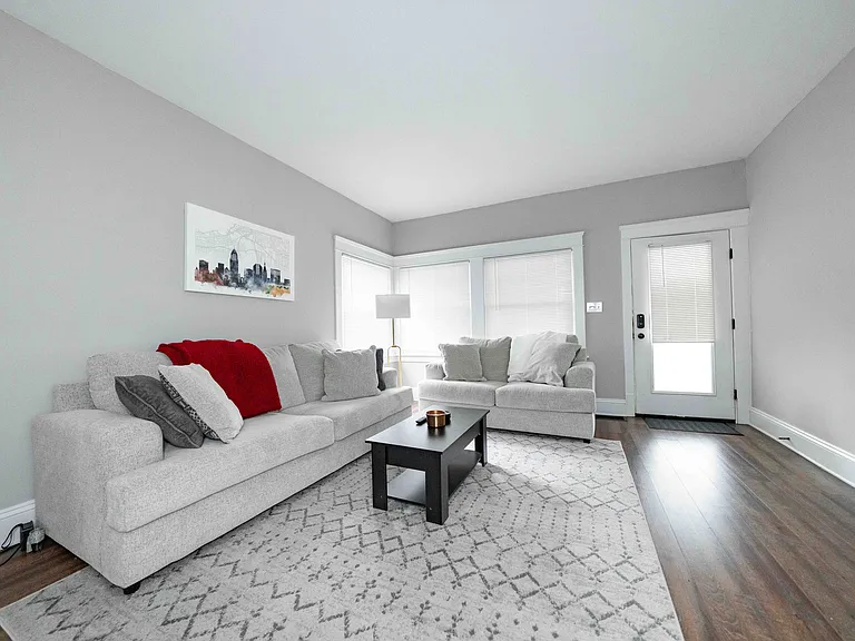 1374 Gladys Ave — Photo 3