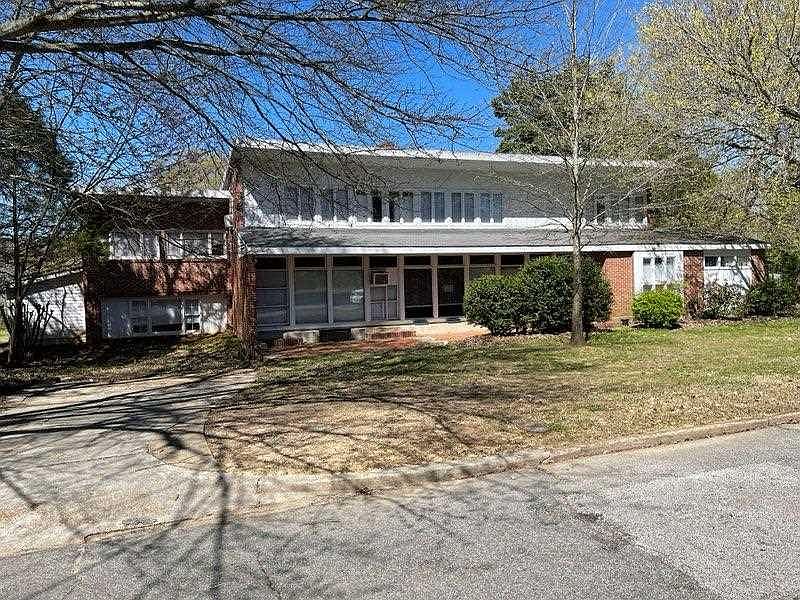 1st image of 221 Morningside Dr
