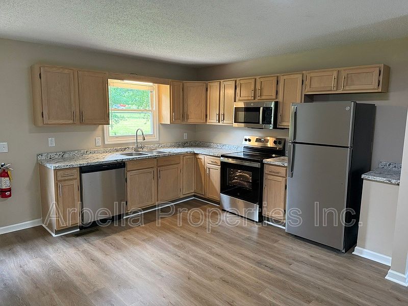 1st image of 117 Rowe Ln APT 4