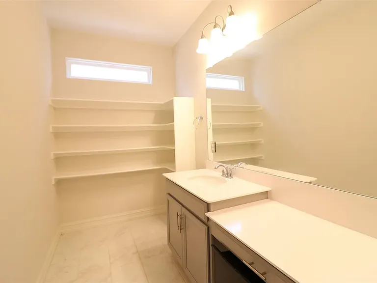1422 Bellingham Ln — Photo 3