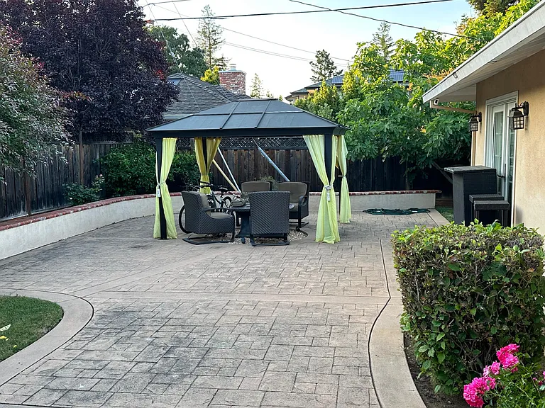 555 Clark Ct — Photo 2