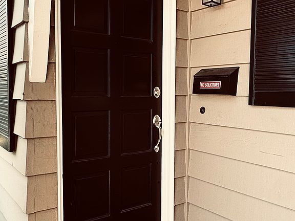 3rd image of 1365 Poe Ln
