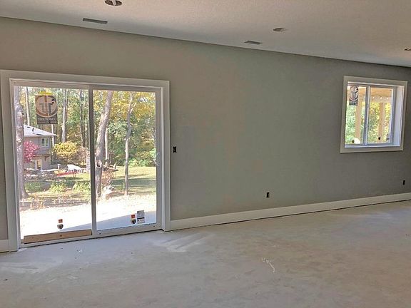 4th image of 210 Valley Dr