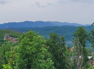 635 Wiley Oakley Dr, Gatlinburg, TN 37738