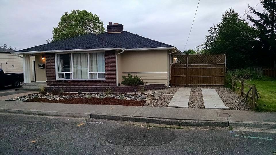 2nd image of 931 D St SE