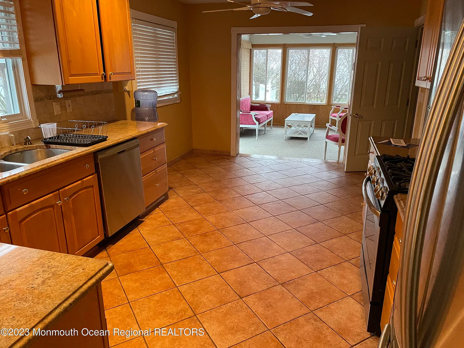 3 bed, 2.5 bath, 1909 sqft, $2,100 — Photo 2