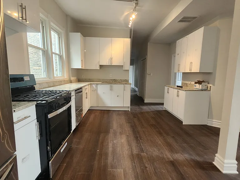 2330 W Erie St #2F — Photo 6