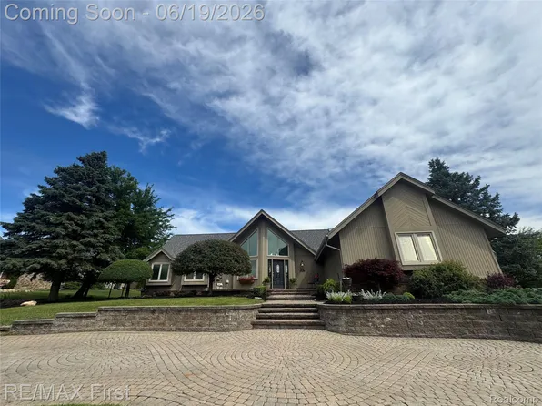 601 Brookwood Ln E, Rochester Hills, MI 48309