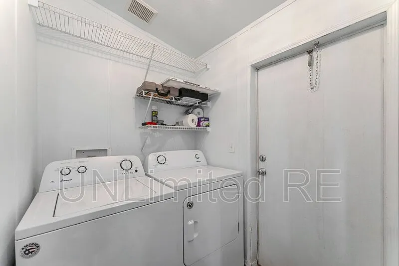 3 bed, 2.0 bath, 960 sqft, $1,999 — Photo 4