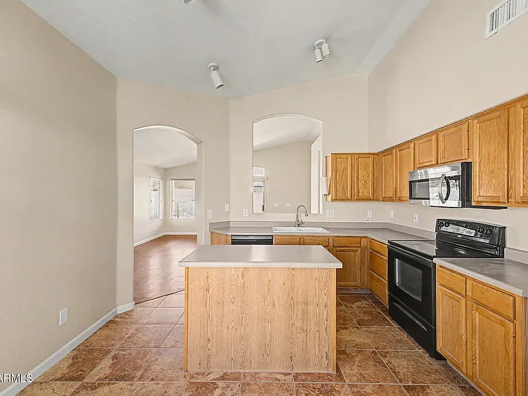 3311 E San Angelo Ave — Photo 9