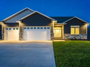 6155 Belle Ct, Davenport, IA
