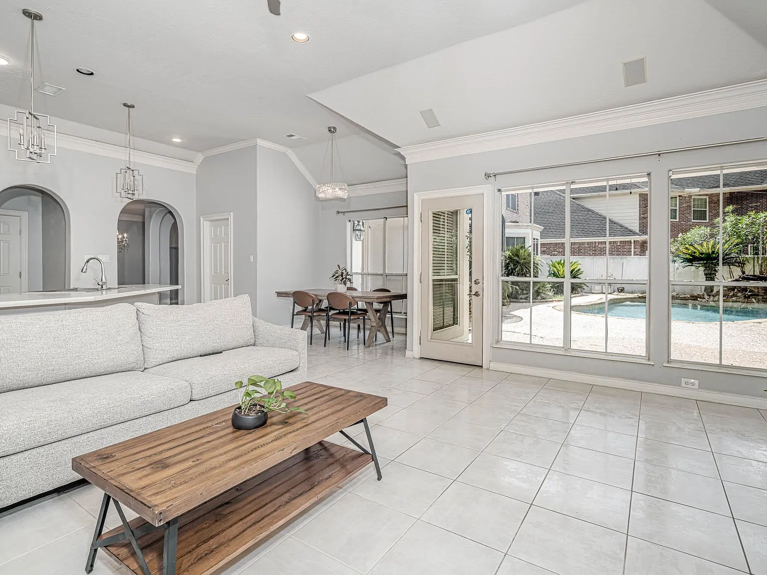 4 bed, 2.5 bath, 3454 sqft, $4,595 — Photo 2
