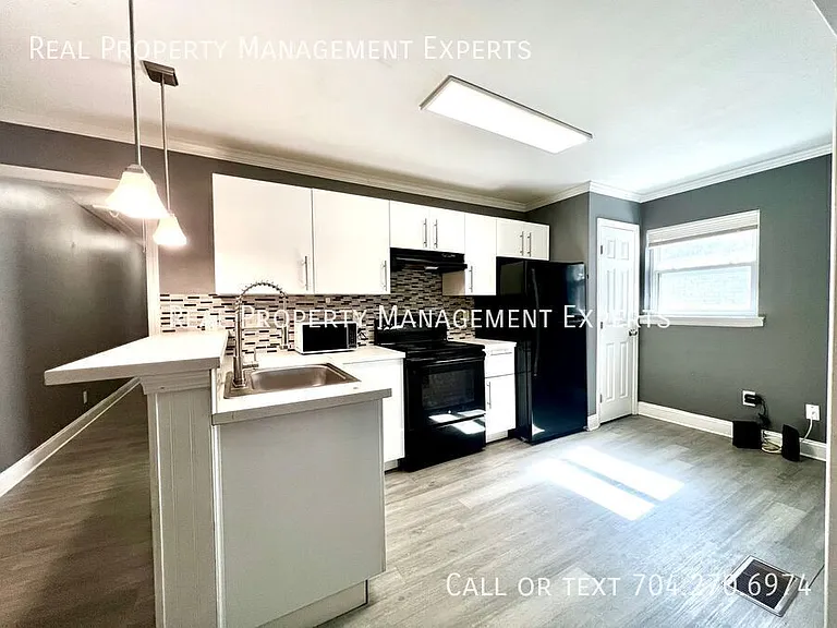2501 Eastway Dr — Photo 3