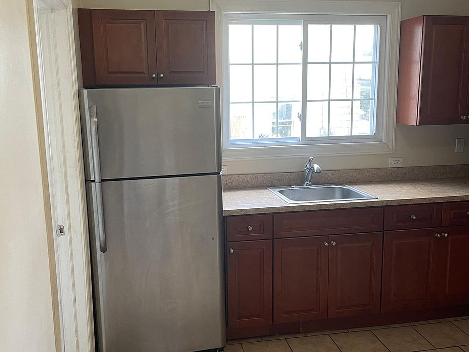 2nd image of 21 Lafayette St #1