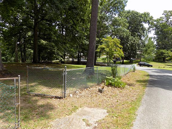 4th image of 985 Ronald Dr