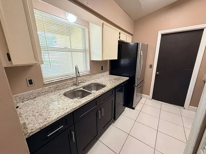 3 bed, 2.0 bath, 1228 sqft, $1,995 — Photo 2