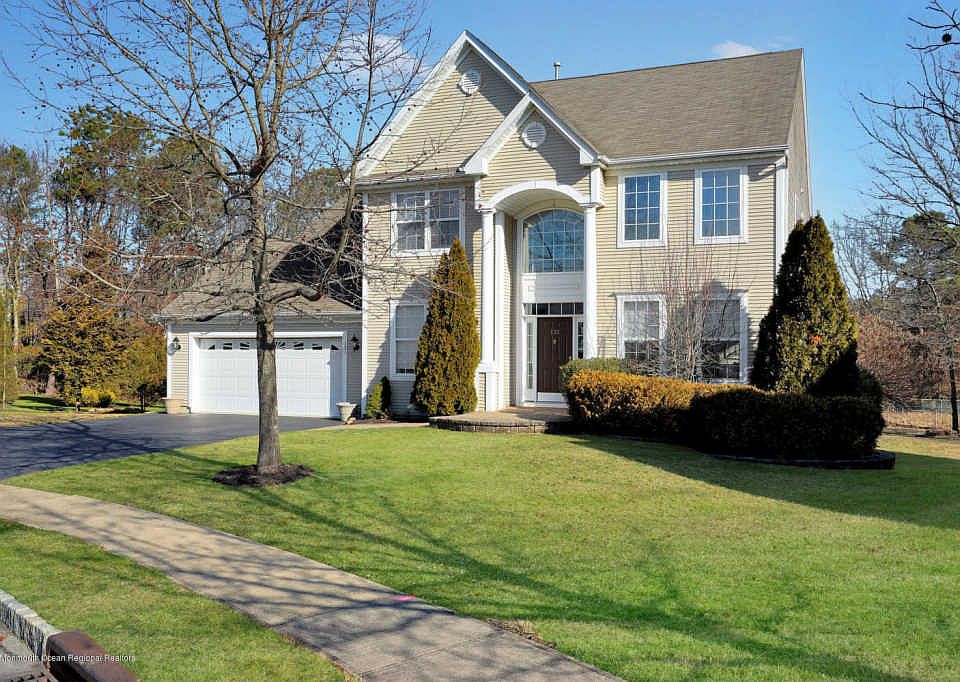 1st image of 121 Thicket Ct