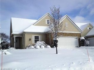 2 River Place Dr, Rocky River, OH 44116