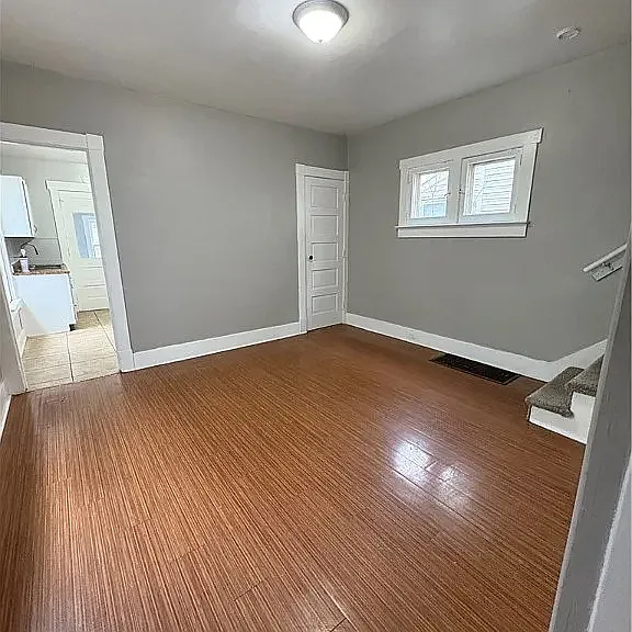 122 Heaton Ave — Photo 3