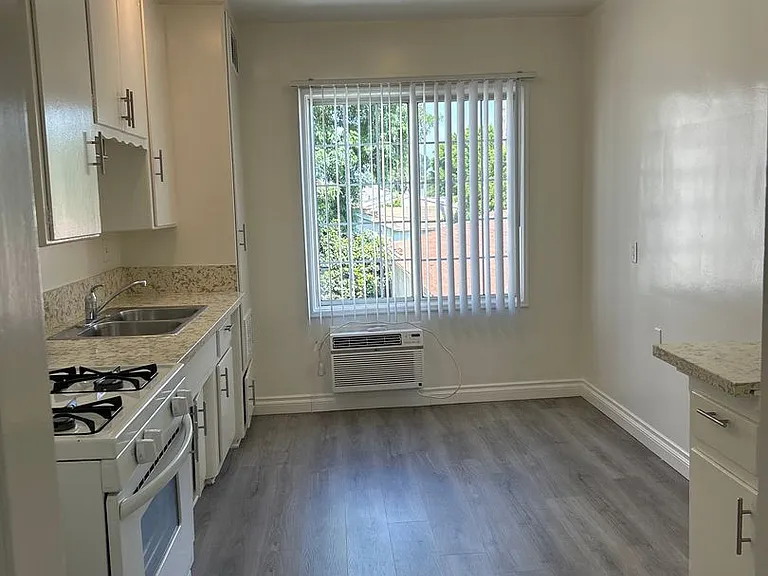 12425 Oxnard St — Photo 3