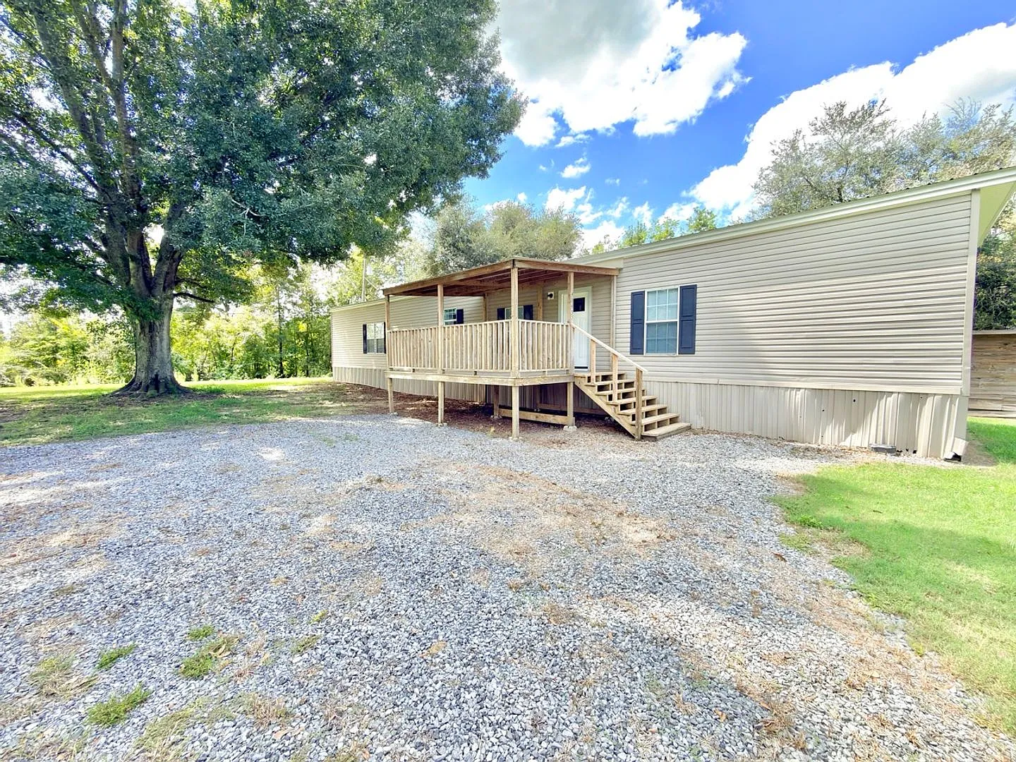 Spacious 3 Bedroom Mobile Home with Lawn Care Included — Photo 2