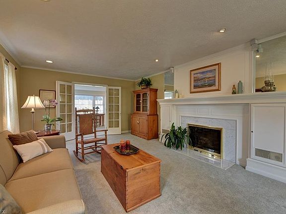 5th image of 582 Lake Forest Dr