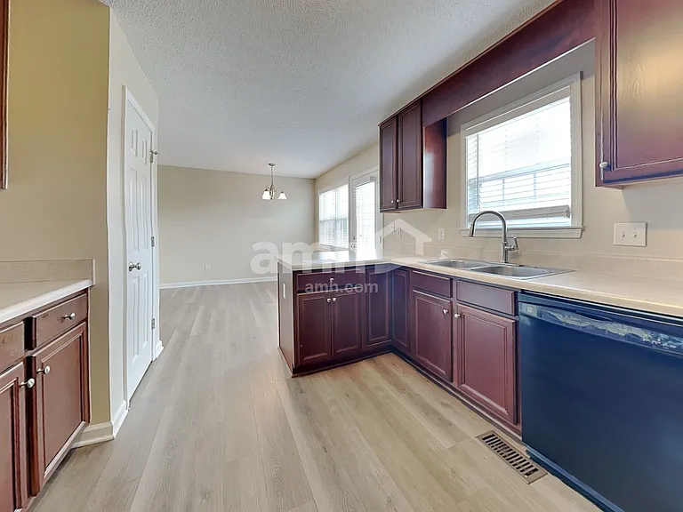 96 Imperial Dr — Photo 4