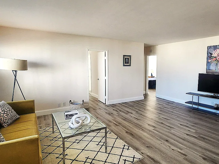 10401 Wilshire Building — Photo 15
